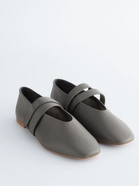 &OS Gray Leather Ballet Flats